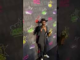 La présence francophone dans l'ouest canadien remonte au 18e siècle. Bravo Dadju Vient De Remporter L Award De L Artiste Masculin Francophone De L Annee Aux Nrj Youtube