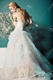 Check spelling or type a new query. Portrat Einer Frau Im Hochzeitskleid Hinter Die Zweige Mit Bluten Lizenzfreie Fotos Bilder Und Stock Fotografie Image 21464499