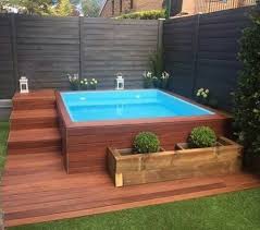 Contemporary Small Backyard With Wooden Deck Fence And Pool Http Instagram Com P Bo7hhp0fysd Piscina Pequena Com Deck Ideias De Piscina Quintais