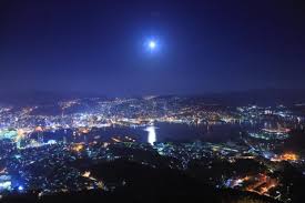 長崎の夜景は実に表情豊かですね。 ＊ ＊ ＊ 10月に開かれた「夜景サミット2012in長崎」で世界新三大夜景として、香港、モナコ、長崎が選ばれました。長崎は、審査の中で特に夜景鑑賞スポットの多さ、夜景魅力向上への取り組みなどが評価されました。 æ—¥æœ¬ã‚'ä»£è¡¨ã™ã‚‹æ–°ãŸãªå¤œæ™¯ æ—¥æœ¬æ–°ä¸‰å¤§å¤œæ™¯ é•·å´Ž æœ­å¹Œ åŒ—ä¹å·ž ç¥žæˆ¸ã¯4ä½ã«å¾Œé€€ ç¥žæˆ¸ã‚¸ãƒ£ãƒ¼ãƒŠãƒ«