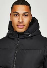 Short puffer jacket black deals