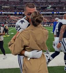 It's all in the details. Shop our new Loose Workwear Jean.