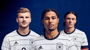 Dfb away trikot em 2020 kinder schwarz. Dfb Neues Trikot Fur Die Nationalmannschaft Weiss Mit Nadelstreifen Augsburger Allgemeine