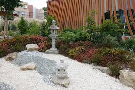Épuré, le jardin japonais partage des codes esthétiques, cherchant à interpréter et idéaliser la nature, en miniature. Se Composer Un Jardin Japonais A La Maison Journal Du Japon