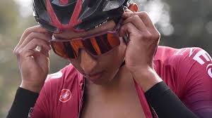El ciclista colombiano egan bernal (24 años) conquistó este domingo (30.05.2021) el giro de italia, en su primera participación en la carrera rosa, dos bernal corroboró su dominio al terminar esta jornada la contrarreloj final de milán, en la que cumplió el expediente, se defendió a la perfección y celebró. Egan Bernal Erst Sturz Dann Podium Bei Meisterschaft In Kolumbien Eurosport