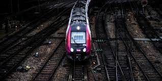 Depuis 17h30, le trafic est interrompu entre massy et la gare montparnasse après un effondrement de structure affectant la voie à massy. 2 G Y2xft7e Dm