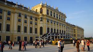 Le château de schönbrunn (/ʃønbʁun/) est un élément significatif de la culture autrichienne. Schloss Schonbrunn