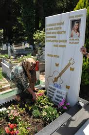 Jun 29, 2021 · bodrum'da 14 yıl önce trafik kazasında yaşamını yitiren şarkıcı barış akarsu, 42'nci doğum gününde bartın'ın amasra ilçesindeki mezarı başında anıldı. Baris Akarsu 39 Uncu Dogum Gununde Mezari Basinda Anildi Medyafaresi Com Mobil