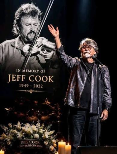 Randy Owen choked back tears as he stood side-by-side with Jeff Cook during the final moments of their Alabama journey, as the two close friends sang their last song as a tearful