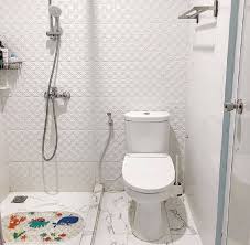 Inspirasi desain kamar mandi sederhana yang ketiga adalah penggunaan shower box ramping dengan partisi kaca. Model Kamar Mandi Jongkok Kreatif