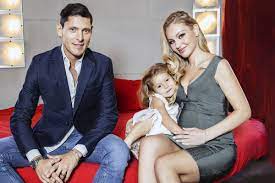 Jun 29, 2021 · aldo montano si mette a nudo nella lunga intervista al corriere della sera, lo schermidore 42enne, sposato con la russa olga plachina, 24 anni, e padre di olimpia, 4 anni, e marino, nato il 27 marzo scorso, parla delle sue ex. Chi E Olga Plachina La Giovanissima Moglie Di Aldo Montano