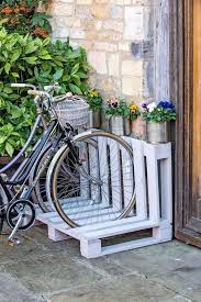 Palletideas Mercedes Palettentisch Aus Holz Palettentisch Aus Holz Aus Moderngarden Diypallet In 2020 Wooden Pallet Table Diy Bike Rack Pallet Diy