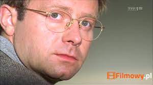 Skromna pensja naukowca i znikome perspektywy na lepszą przyszłość, zmuszają go do poszukiwania dodatkowych źródeł dochodu. Olaf Lubaszenko Galeria Zdjecia Z Filmow