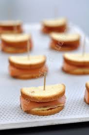 Mini Sandwich Facon Hot Dog Pour L Apero Dans La Cuisine D Audinette In 2020 Mini Sandwiches Mini Foods Mini Hot Dogs