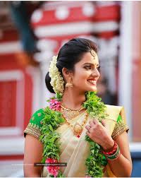 These shaggy waves look cool in a round face. Kerala Kasavu Saree South Indian Bride Traditional Indian Jewellery South Indian Wedding Hairstyles Indian Bridal Hairstyles Hairstyles Kerala