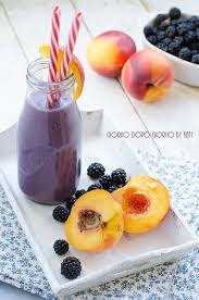Preparato con frutta fresca ed impreziosito dal tocco esotico del cocco è ideale a colazione e merenda. Frullato Di More E Pesche Noci Giorno Dopo Giorno