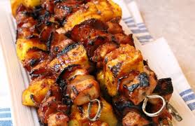 Brochettes De Poulet Au Bacon Et A L Ananas Recette Recette Brochette Poulet Recette Brochette Poulet Au Bacon