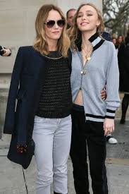 La fille de vanessa paradis et johnny depp s'est essayé à la chanson durant le tournage de son premier film yoga hosers et le résultat est plutôt réussi ! Vanessa Paradis And Lily Rose Depp Paris Fashion Week 2017 Popsugar Celebrity