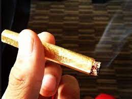 Shine rolling papers invented the 24k gold rolling papers for a gold joint, pure leaf tobacco wraps for blunts like backwoods, pre rolled cones for easy to roll joints, blaze rolling papers and other weed products like grinders, rolling trays, and cigarette lighters. Glitzy Rolling Papers Shine 24k Gold Rolling Papers
