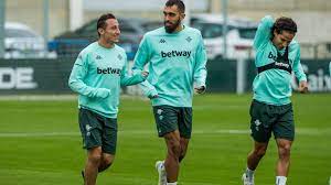 Juega como centrocampista y su actual equipo es el real betis balompié de la primera división de españa. Andres Guardado El Hermano Mayor De Lainez