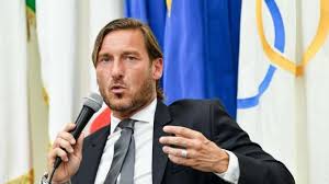 È padre di federico di francesco, giocatore del sassuolo. Totti Di Francesco Aveva Chiesto 4 5 Giocatori Non L Hanno Accontentato C Era Berardi