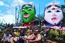 Memang ulat kandang biasa akan mudah di temukan di daerah kotoran dan biasanya di fermentasi dalam jumlah banyak dan dikeringkan. Wisata Unik Dan Kreatif Kampung Topeng Malang Jawa Timur