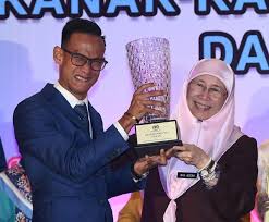 Tamsilnya, dato' lee chong wei dan dato' nicol ann david telah menjadi juara dunia di dalam sukan yang disertai oleh. Oku Yang Berjaya Di Dunia