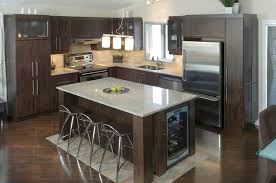 Colores oscuros combinados con madera. Galeria De Imagenes Consejos Para Cocinas Con Isla Central