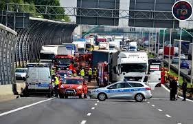 Cały czas na miejscu wypadku pracują służby ratunkowe. Tragiczny Wypadek Na S8 W Warszawie Zginal Kierowca Z Sosnowca Auto Zostalo Zmiazdzone Sosnowiec Nasze Miasto