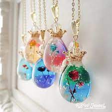 かわいい花をレジンに閉じ込めて オリジナルアクセサリーとして楽しむdiyレジンアクセサリー 季節の花やお気に入りの花を押し花にした 春らしいレジンアクセサリーや雑貨はいかがでしょうか 押し花の作り方からステキな作品まで 花を使ったdiyレジンアクセサリーの