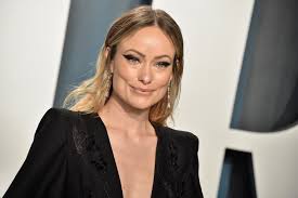 In rolurile principale ii veti descoperii pe sam rockwell, un farmacist care a pierdut haturile propriei monotone existente si pe olivia wilde, nevasta neglijata a unui bogatas, ambii actori interpretand in mod credibil personajele. Olivia Wilde Explains Why She Has A No A Holes Policy On Her Sets Entertainment Tonight