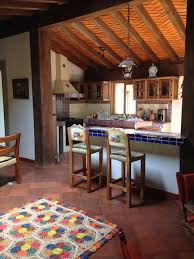 De las ventajas e inconvenientes del alicatado de unos modelos y otros, de los azulejos más. Cocina Estilo Rustico Con Techo Vigas De Madera Barra Con Azulejos Azules Y Bancos De Cocinas De Estilo Rustico Cocinas De Cabanas Casas Rusticas De Ladrillo