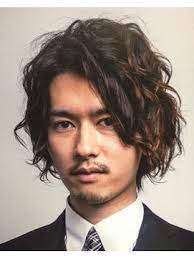 ミディアム パーマ メンズ モテる髪型 メンズファッションメディア otokomae メンズ ヘアスタイル ミディアム パーマ スパイラル パーマ メンズ