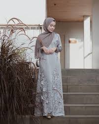 Cp fitri bahan wallpeach ld 110 pjg 140 lebar rok 3meter busui sleting depan +di bahu ada triwill+ cowok bahan wallpeach ld 124 pjg 70 combi bahan senada sama ceweknya jual baju couple kondangan kekinian modern kapel pesta elegan mewah pasangan muslim ayunindya. Adu Gaya 6 Selebgram Hijab Pakai Outfit Kondangan Abu Abu Mana Favoritmu Semua Halaman Cewekbanget