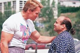 Sie sei nach zwei jahren kampf an brustkrebs gestorben, bestätigte ihr ehemann, schauspieler john travolta, am sonntagabend (ortszeit) via instagram. Zwillinge Twins Sofahelden