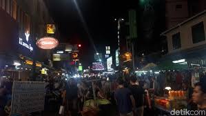 Namun tak banyak yang tahu, ada beberapa fakta menyedihkan di balik gemerlapnya kehidupan ladyboy di thailand. Potret Kehidupan Malam Di Bangkok Thailand Foto 7