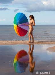 Junge nackte Mädchen mit einem bunten Regenschirm - PIXERS.DE