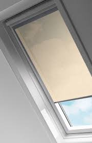 Dans le salon, il offrira une obscurité totale. Store Pour Velux Tamisants Unis Sur Mesure