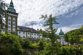 A hunguest hotel palota összesen 129 db szobával várja kedves vendégeit, amelyek között 18 db lakosztály, 92 db kétágyas szoba, 10 db junior típusú kétágyas szoba (alapterületében kisebb, franciaágyas szoba 2 fő. Hunguest Hotel Palota Lillafured