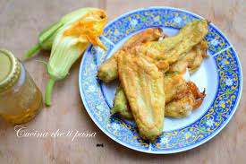 I fiori di zucca ripieni di speck e mozzarella sono deliziosi bocconcini ripieni di zucchine, ricotta, speck e mozzarella; Fiori Di Zucca Ripieni Di Mozzarella Ed Acciughe Cucina Che Ti Passa