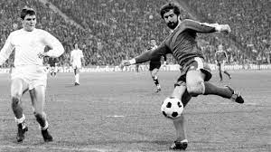 We're all united in deep mourning with his wife uschi as well as his family. Fussball Legende Gerd Muller Ist Tot Zdfheute