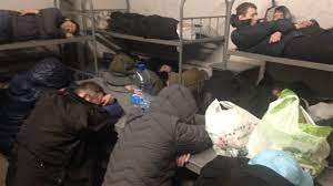 Что люди там чуть ли не сидят. V Specpriemniki Poslednie 20 Let Ne Privozili Avtobusami Chto Proishodit S Arestovannymi V Saharovo