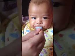 Ibu bisa mengenalkan air tajin secara bertahap dan memasukkan dalam menu mpasi anak atau campuran ketika ia minum susu formula. Memberikan Asupan Makanan Bayi Dengan Cara Tradional Nasi Air Tajin Dan Kuah Ceker Ayam Youtube