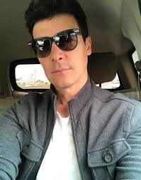 Aos 19, integrou o grupo dominó, criado por gugu liberato. Rodrigo Faro Dispensa Ferias Para Gravar Filme Sobre Silvio Santos Famosidades