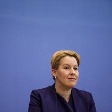 Familienministerin franziska giffey will die jugendfreiwilligendienste attraktiver machen. Franziska Giffey Darf Ihren Doktortitel Behalten Erhalt Aber Eine Ruge Stern De