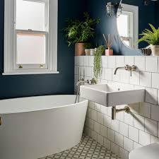 Cette Maison Anglaise Est Deja Decoree Pour Noel Planete Deco A Homes World Decoration Petite Salle De Bain Designs De Petite Salle De Bains Interieur Salle De Bain