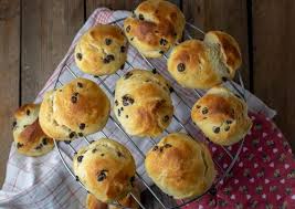 Fluffig Weiche Rosinenbrotchen Aus Quark Ol Teig Dailyvegan Rezept Quark Ol Teig Lebensmittel Essen Rosinenbrotchen