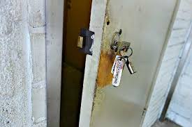 ロックダウンの意味とは？ロックダウン (lockdown:英) 名 〔刑務所内の〕封鎖 暴動などの後で、安全のために囚人を監房に閉じ込めること。 〔学校内の〕避難 子どもの安全のために、帰宅させずに教室内に避難させること。. ãƒ­ãƒƒã‚¯ãƒ€ã‚¦ãƒ³lockdownã¨ã¯ æ—¥æœ¬èªžã®æ„å'³ã‚„ä½¿ã„æ–¹ã‚‚ã‚ã‹ã‚Šã‚„ã™ãè§£èª¬ Do You æ„å'³