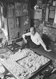 Yona Friedman Avec Une Maquette Architecturale Dans Le Salon De Son Appartement Parisien Boulevard Pasteur 196 Yona Friedman Mobile Architecture Architecture