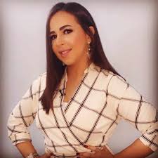 شاركت الفنانة إيمي سمير غانم متابعيها على انستقرام، بصورة لها وهي ترتدي الحجاب خلال وجودها في أحد المطاعم بصحبة صديقاتها، ليتم تداول صورتها بكثافة. Ø¥Ø·Ù„Ø§Ù„Ø© Ø¬Ø°Ø§Ø¨Ø© Ù„Ù€ Ø¥ÙŠÙ…ÙŠ Ø³Ù…ÙŠØ± ØºØ§Ù†Ù… Ø¨Ø§Ù„Ø£Ø³ÙˆØ¯ Ù…Ø¬Ù„Ø© Ø§Ù„Ø¬ÙˆÙ‡Ø±Ø©